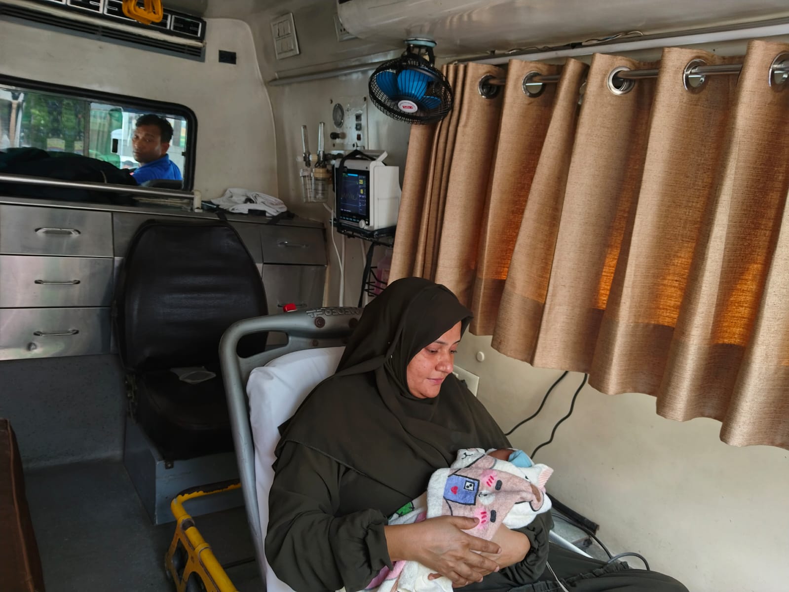 Lifesavers Private Pediatric Ambulance From Pitampura To Kirti Nagar, Delhi